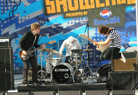 Peter Bjorn and John play MTV Awards